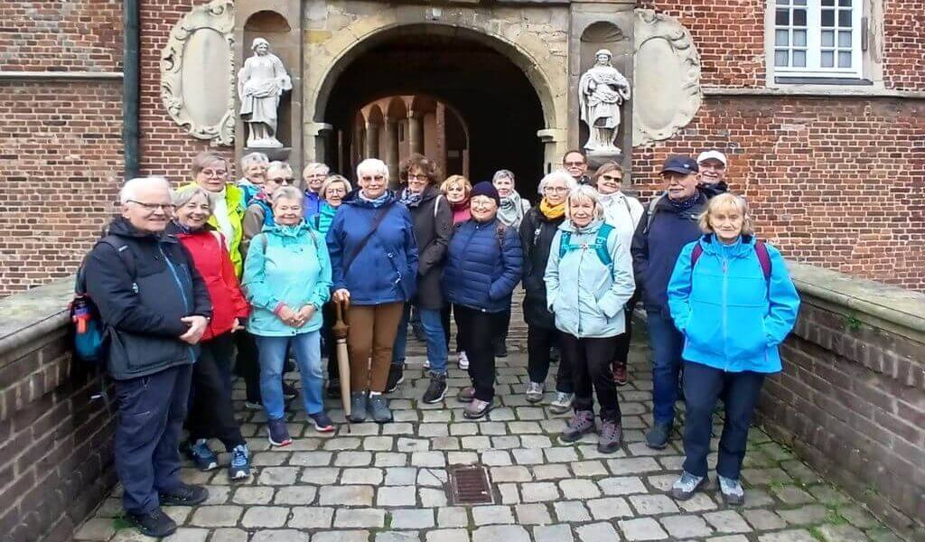 Wanderung von Herten nach Bur, vor Schloß Herten