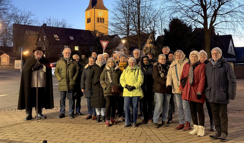 Nachtwächterführung, vor der Kirche in Polsum