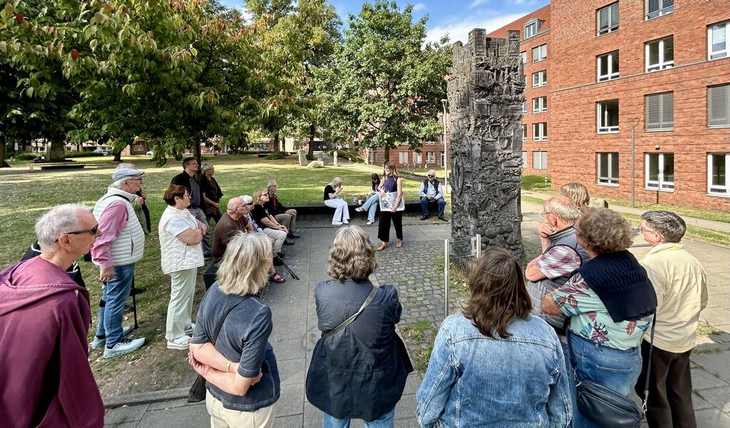Denkmäler und Kunstwerke im öffentlichen Raum, hier an der Stadtgeschichtssäule von Gottfried Kappen im Rathauspark
