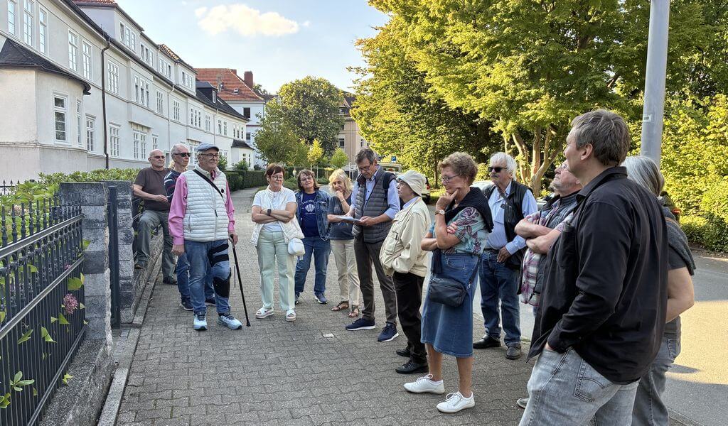 Denkmäler und Kunstwerke im öffentlichen Raum, hier vor Beamten-Wohnhäusern am Jovyplatz