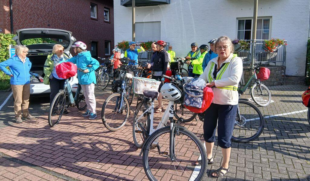 Rad- und Wanderwoche in Vreden, vor der Abfahrt am Hotel