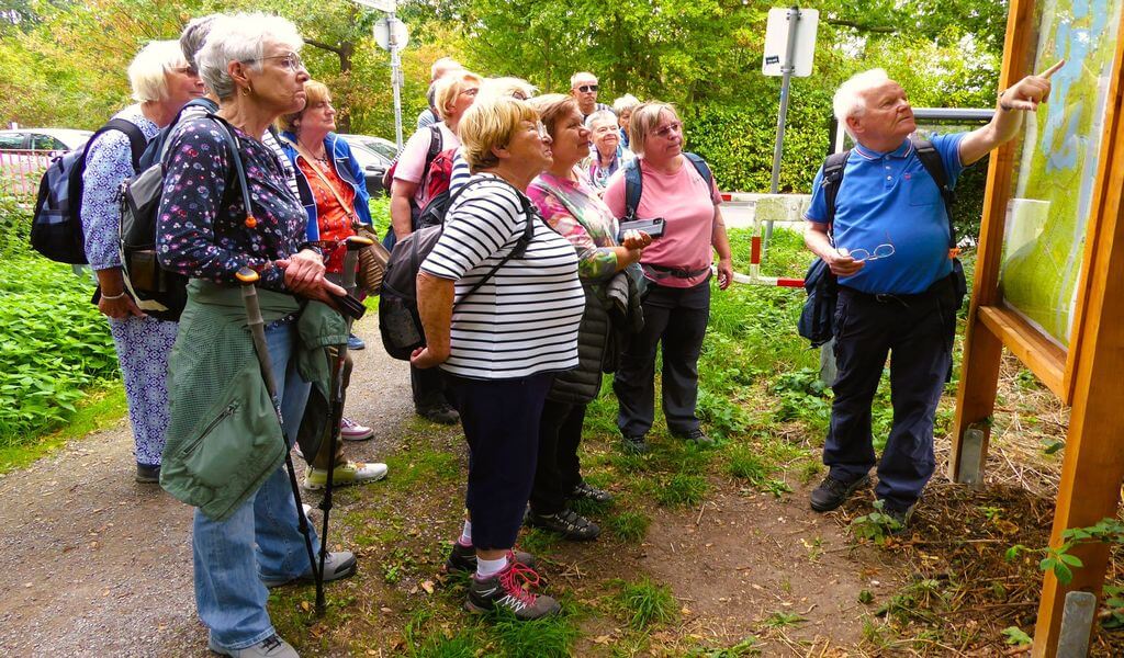 Wanderung im Duisburger Süden, Tourenleiter Gerhard Weichert (rechts) erklärt