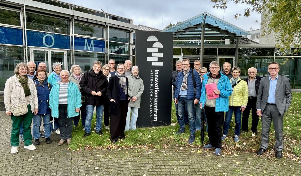 Besuch im Innovationszentrum Wiesenbusch, vor dem Hauptgebäude